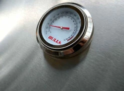 BULL Diablo - Gasgrill Mit Infrarot Backburner Und Rotisserie -Grill Verkaufs-Shop Bull Diablo Grillstation Thermometer Detail 62648CEBU Stand