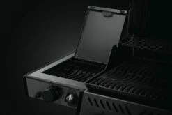 Napoleon Freestyle 425 Gasgrill - Mit Sizzle Zone - Limited Robin Schulz Barbecue Edition - Inkl. Mega Zubehörpaket -Grill Verkaufs-Shop Freestyle F365 F425 Detail IR SideBurner