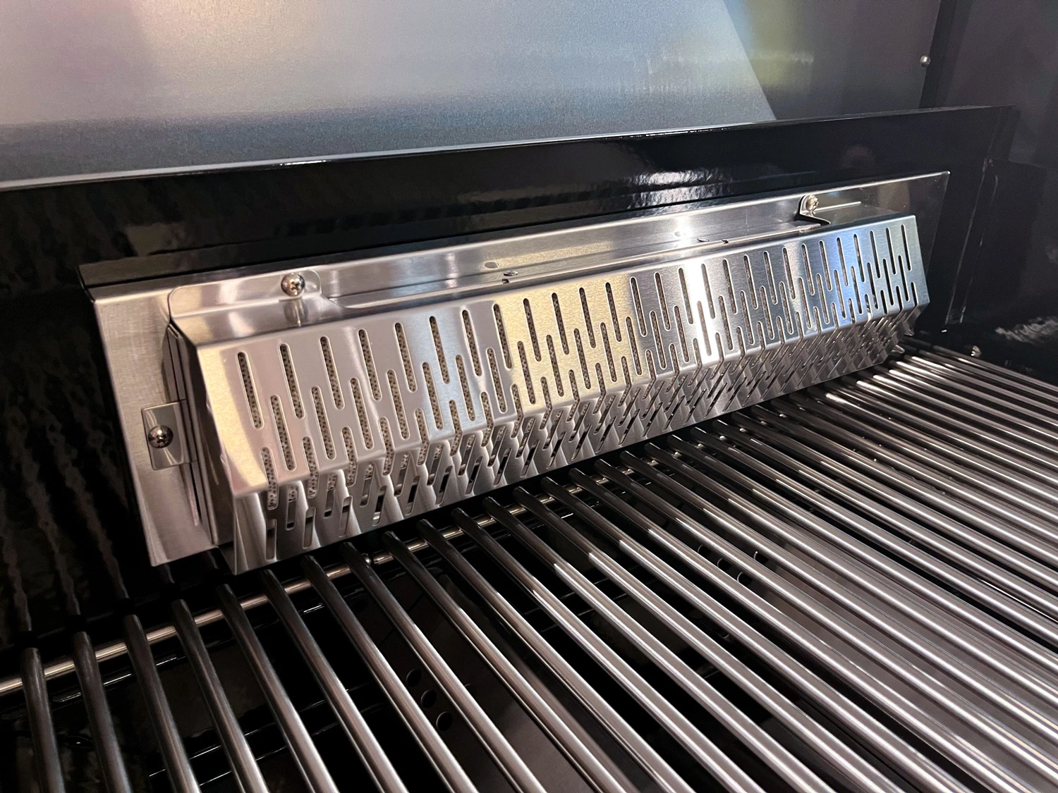 Grillfürst G490E 4-Brenner Einbaugrill - Black Edition - Mit Heckbrenner Und Edelstahl Rosten 6 Grillfürst G490E 4-Brenner Einbaugrill - Black Edition - Mit Heckbrenner Und Edelstahl Rosten – Bild 4