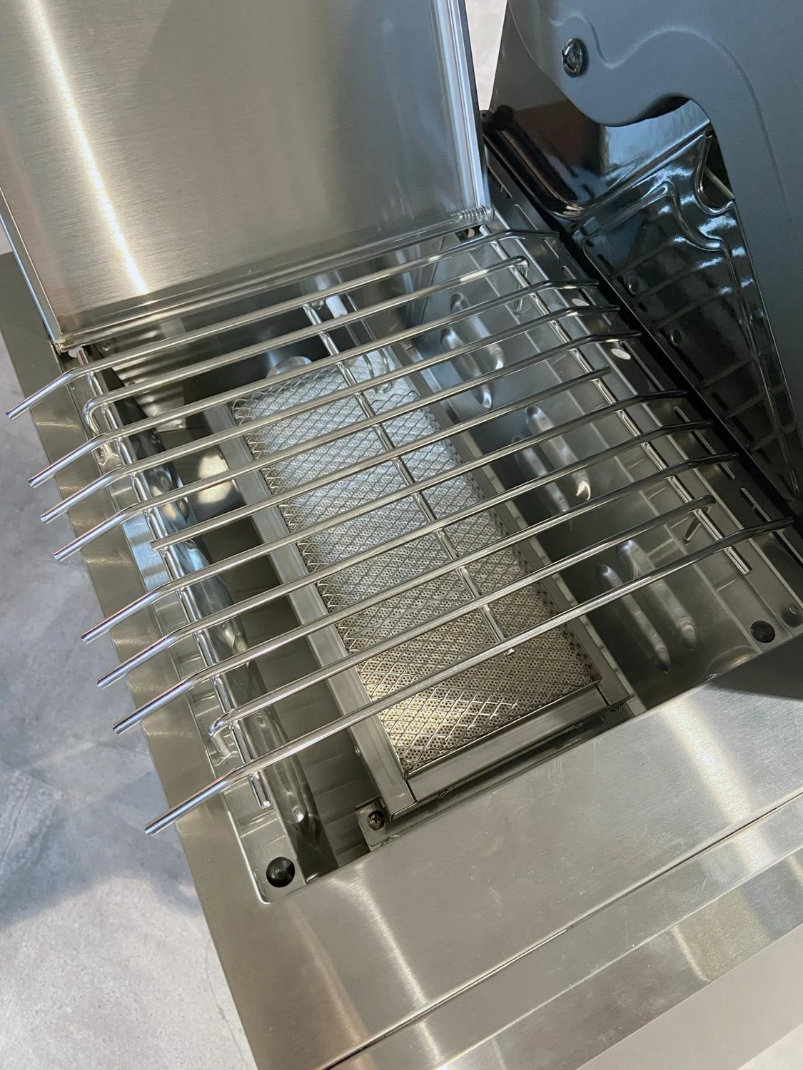 Grillfürst G621E 6-Brenner Edelstahl-Gasgrill Mit Hochtemperaturbrenner, Heckbrenner Und Edelstahl Rosten - X-DEAL Inkl. Zubehörpaket 10 Grillfürst G621E 6-Brenner Edelstahl-Gasgrill Mit Hochtemperaturbrenner, Heckbrenner Und Edelstahl Rosten - X-DEAL Inkl. Zubehörpaket – Bild 8