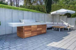 Grillfürst Outdoor Küche Mit Beton-Arbeitsplatte Und HPL-Unterschrank - Mit Edler Holzverkleidung (300 Cm X 80 Cm) - Mit Einbaugrill Und Planchagrill 11 Grillfürst Outdoor Küche Mit Beton-Arbeitsplatte Und HPL-Unterschrank - Mit Edler Holzverkleidung (300 Cm X 80 Cm) - Mit Einbaugrill Und Planchagrill -Grill Verkaufs-Shop Grillfuerst Outdoor Kueche Beton Kuecheninsel Unterschraenke 5 1645801079