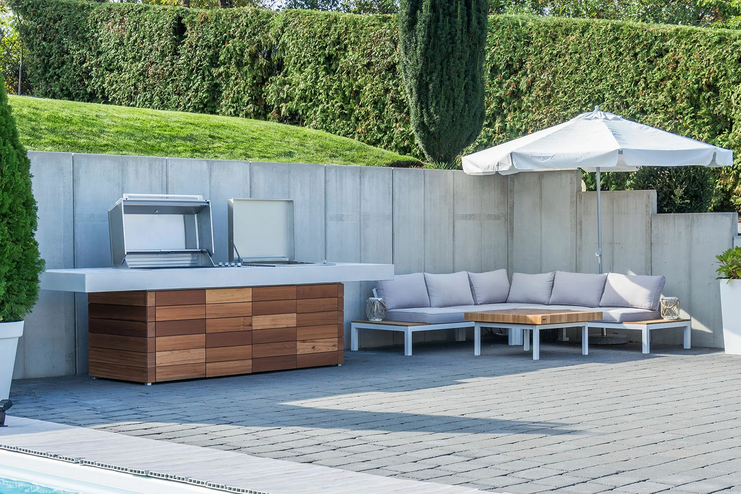 Grillfürst Outdoor Küche Mit Beton-Arbeitsplatte Und HPL-Unterschrank - Mit Edler Holzverkleidung (300 Cm X 80 Cm) - Mit Einbaugrill Und Planchagrill 6 Grillfürst Outdoor Küche Mit Beton-Arbeitsplatte Und HPL-Unterschrank - Mit Edler Holzverkleidung (300 Cm X 80 Cm) - Mit Einbaugrill Und Planchagrill – Bild 4