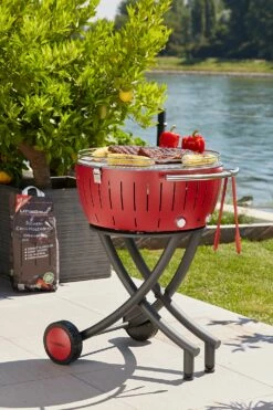 LotusGrill XXL - Holzkohle Grillstation - Feuerrot -Grill Verkaufs-Shop LotusGrill XXL Feuerrot Fahrbar Kugelgrill