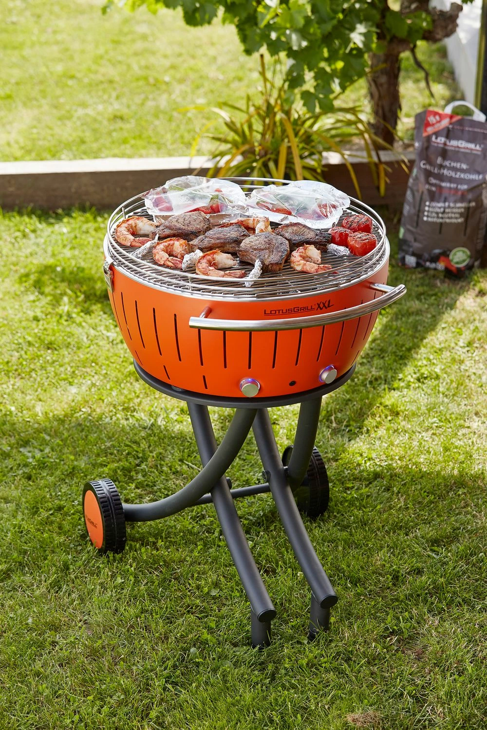 LotusGrill XXL - Holzkohle Grillstation - Mandarineorange 3 LotusGrill XXL - Holzkohle Grillstation - Mandarineorange