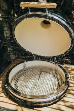 Monolith Grill LeCHEF BBQ GURU - PRO-Serie 2.0 Schwarz - MIT Gestell Und Seitentischen - Inkl. UltraQ Controller Set -Grill Verkaufs-Shop Monolith Le Chef Deckel offen Keramikgrill 2