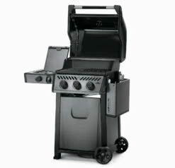 Napoleon Freestyle 365 Gasgrill, Graphit - Mit Seitenbrenner - Modell 2023 - X-DEAL Inkl. Abdeckhaube Und Gussplatte 27 Napoleon Freestyle 365 Gasgrill, Graphit - Mit Seitenbrenner - Modell 2023 - X-DEAL Inkl. Abdeckhaube Und Gussplatte -Grill Verkaufs-Shop Napoleon Freestyle 365 SB Seite abgeklappt 2