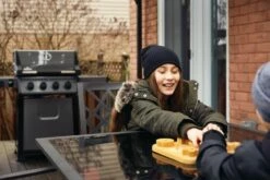 Napoleon Freestyle 425 Gasgrill, Graphit - Mit Sizzle Zone - Modell 2023 - X-DEAL Inkl. Drehspieß 39 Napoleon Freestyle 425 Gasgrill, Graphit - Mit Sizzle Zone - Modell 2023 - X-DEAL Inkl. Drehspieß -Grill Verkaufs-Shop Napoleon Freestyle 425 SIB Lifestyle Balkon