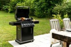 Napoleon Rogue 425 Gasgrill - All Black - Mit Seitenbrenner - Hero Modell 2023 Mit Heckbrenner Inkl. Drehspieß Und Abdeckhaube 38 Napoleon Rogue 425 Gasgrill - All Black - Mit Seitenbrenner - Hero Modell 2023 Mit Heckbrenner Inkl. Drehspieß Und Abdeckhaube -Grill Verkaufs-Shop Napoleon Gasgrill Rogue 425 Hero Lifestyle Drehspiess