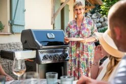 Napoleon Rogue SE 425 Gasgrill, Schwarz Mit Gussrosten, Sizzle Zone Und Heckbrenner - Hero Modell 2023 Inkl. Drehspieß 40 Napoleon Rogue SE 425 Gasgrill, Schwarz Mit Gussrosten, Sizzle Zone Und Heckbrenner - Hero Modell 2023 Inkl. Drehspieß -Grill Verkaufs-Shop Napoleon Gasgrill Rogue SE 425 Lifestyle 01