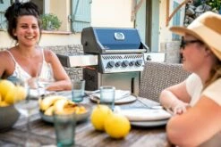 Napoleon Rogue SE 425 Gasgrill, Schwarz Mit Gussrosten, Sizzle Zone Und Heckbrenner - Hero Modell 2023 Inkl. Drehspieß 41 Napoleon Rogue SE 425 Gasgrill, Schwarz Mit Gussrosten, Sizzle Zone Und Heckbrenner - Hero Modell 2023 Inkl. Drehspieß -Grill Verkaufs-Shop Napoleon Gasgrill Rogue SE 425 Lifestyle 02