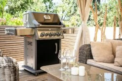 Napoleon Rogue SE 425 Gasgrill, Schwarz Mit Gussrosten, Sizzle Zone Und Heckbrenner - Hero Modell 2023 Inkl. Drehspieß 39 Napoleon Rogue SE 425 Gasgrill, Schwarz Mit Gussrosten, Sizzle Zone Und Heckbrenner - Hero Modell 2023 Inkl. Drehspieß -Grill Verkaufs-Shop Napoleon Gasgrill Rogue SE 425 Lifestyle Terasse