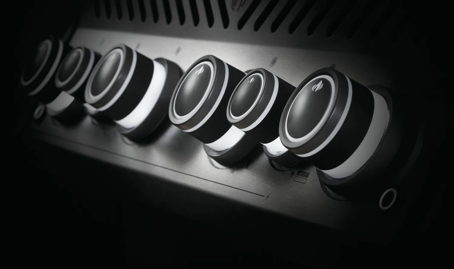 Napoleon Rogue SE 525 Gasgrill - All-black - Mit Sizzle Zone Und Heckbrenner - Grillfürst Edition - X-DEAL Inkl. Abdeckhaube, Gussplatte Und Drehspieß-Set - Modell 2022 10 Napoleon Rogue SE 525 Gasgrill - All-black - Mit Sizzle Zone Und Heckbrenner - Grillfürst Edition - X-DEAL Inkl. Abdeckhaube, Gussplatte Und Drehspieß-Set - Modell 2022 – Bild 8