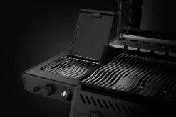 Napoleon Phantom Freestyle 425 Gasgrill, Mattschwarz - Mit Sizzle Zone Und Tür - Modell 2023 21 Napoleon Phantom Freestyle 425 Gasgrill, Mattschwarz - Mit Sizzle Zone Und Tür - Modell 2023 -Grill Verkaufs-Shop Napoleon Phantom Freestyle F425DSIBPK PHM Detail Side Burner