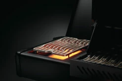 Napoleon Phantom Prestige 500 Gasgrill, Mattschwarz - Modell 2023 -Grill Verkaufs-Shop Napoleon Phantom Prestige 500 p500phm Detail side burner on