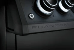 Napoleon Phantom Rogue SE 425 Gasgrill, Mattschwarz Mit Sizzle Zone Und Heckbrenner - Modell 2023 -Grill Verkaufs-Shop Napoleon Phantom Rogue RSE425SIBK 1PHM Detail Badge