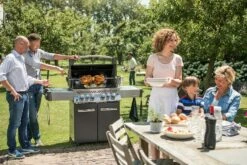 Napoleon Prestige 500 Gasgrill, Charcoal Grau - Mit Safety Glow - X-DEAL Inkl. Grillthermometer, Schneidebrett Und Windschild Für SIZZLE ZONE -Grill Verkaufs-Shop Napoleon Prestige 500 grau p500grey lifestyle 1 1