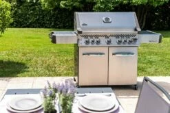 Napoleon Prestige 665 Edelstahl Gasgrill - Mit Safety Glow - Modell 2023 28 Napoleon Prestige 665 Edelstahl Gasgrill - Mit Safety Glow - Modell 2023 -Grill Verkaufs-Shop Napoleon Prestige 665 Lifestyle Garten