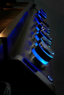 Napoleon Prestige Pro 825-3 Edelstahl Gasgrill Inkl. Drehspieß Und Bodenbeleuchtung - Modell 2023 -Grill Verkaufs-Shop Napoleon Prestige Pro beleuchtere Drehregler blau 3