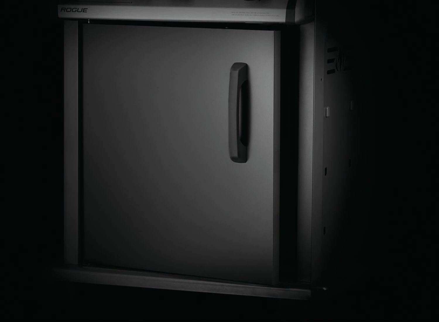 Napoleon Rogue SE 425 Gasgrill, Schwarz Mit Gussrosten - Hero Modell 2023 Inkl. Drehspieß - SMART Deal Inkl. Grillfürst Grill Control 19 Napoleon Rogue SE 425 Gasgrill, Schwarz Mit Gussrosten - Hero Modell 2023 Inkl. Drehspieß - SMART Deal Inkl. Grillfürst Grill Control – Bild 17