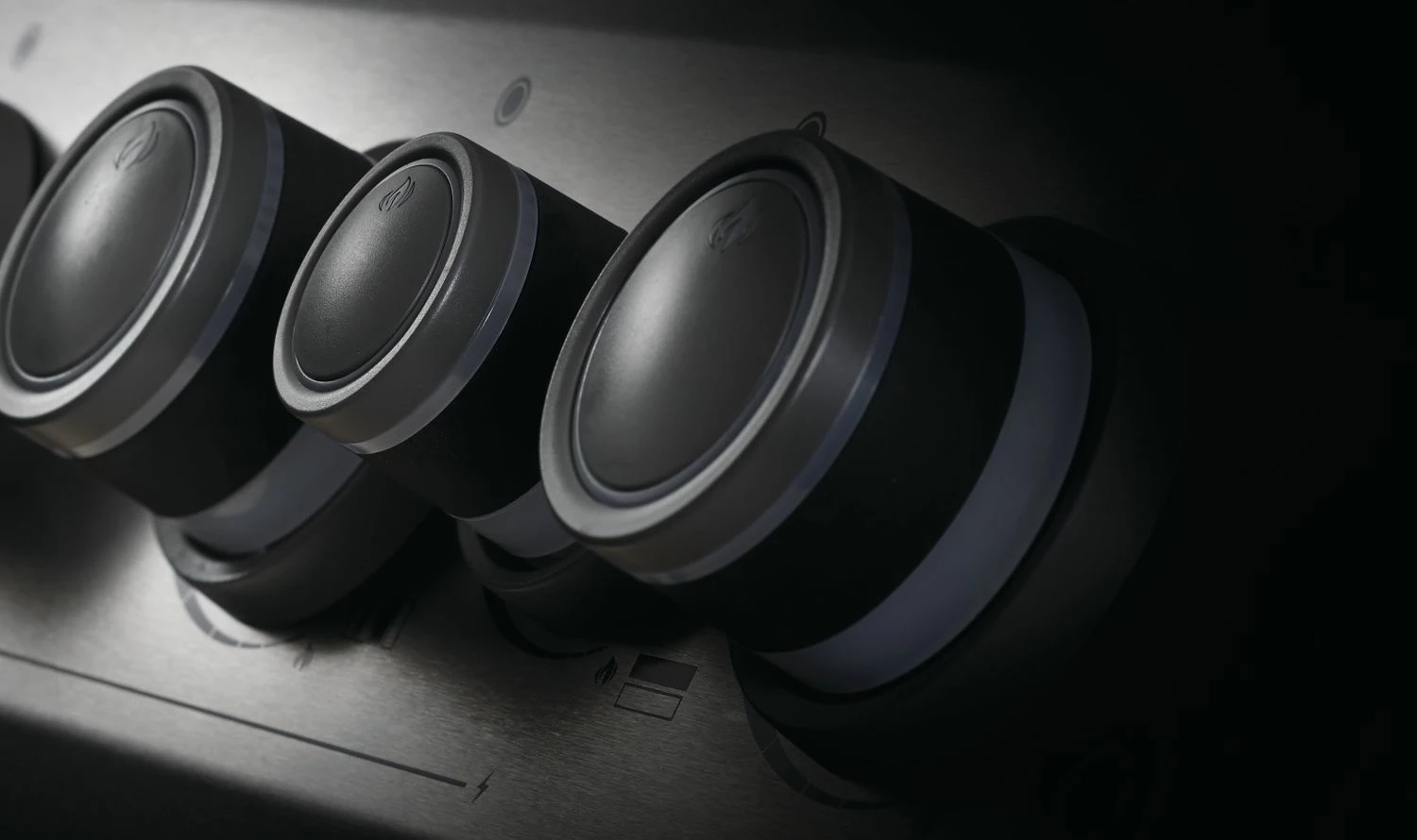 Napoleon Rogue SE 425 Gasgrill, Schwarz Mit Gussrosten, Sizzle Zone Und Heckbrenner - Hero Modell 2023 Inkl. Drehspieß 5 Napoleon Rogue SE 425 Gasgrill, Schwarz Mit Gussrosten, Sizzle Zone Und Heckbrenner - Hero Modell 2023 Inkl. Drehspieß – Bild 3