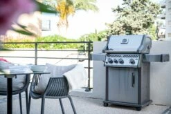 Napoleon Rogue XT 425 Edelstahl Gasgrill Mit Sizzle Zone - Modell 2023 -Grill Verkaufs-Shop Napoleon Rogue XT 425 Edelstahl Lifestyle
