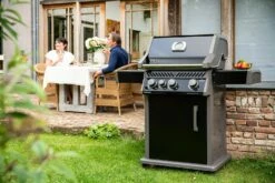 Napoleon Rogue XT 425 Gasgrill - All Black - Mit Sizzle Zone - Modell 2023 27 Napoleon Rogue XT 425 Gasgrill - All Black - Mit Sizzle Zone - Modell 2023 -Grill Verkaufs-Shop Napoleon Rogue XT 425 Gasgrill mit Sizzle Zone Lifestyle