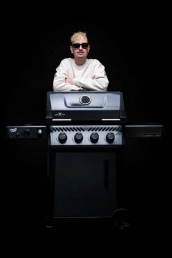 Napoleon Freestyle 425 Gasgrill - Mit Sizzle Zone - Limited Robin Schulz Barbecue Edition - Inkl. Mega Zubehörpaket -Grill Verkaufs-Shop Napoleon und DJ Robin Schulz Freesystel Sonderedition