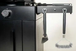 Outdoorchef Gas Kugelgrill Arosa 570 G Evo Black Style 11 Outdoorchef Gas Kugelgrill Arosa 570 G Evo Black Style -Grill Verkaufs-Shop Outdoorchef Arosa Gas Kugelgrill 570G EVO Black Style Seitenablage 1