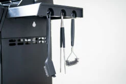 Outdoorchef Dualchef 425 G BZ Gasgrill Mit BLAZING ZONE Infrarotbrenner 32 Outdoorchef Dualchef 425 G BZ Gasgrill Mit BLAZING ZONE Infrarotbrenner -Grill Verkaufs-Shop Outdoorchef Dualchef 425G BZ Detail Besteckhalter 1