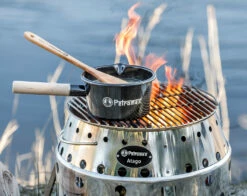 Petromax Emaille Stieltopf / 1000 Ml / Schwarz 7 Petromax Emaille Stieltopf / 1000 Ml / Schwarz -Grill Verkaufs-Shop Petromax Emaille Stieltopf 1000ml schwarz Lifestyle