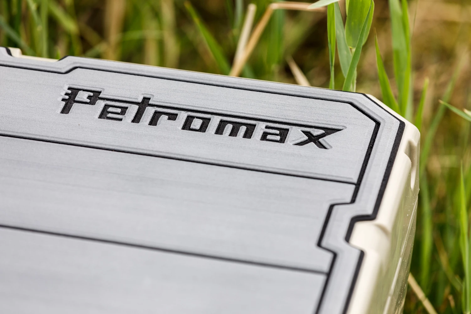 Petromax Haft-Auflage Für Kühlbox Kx50 Grau Mit Linien 6 Petromax Haft-Auflage Für Kühlbox Kx50 Grau Mit Linien – Bild 4
