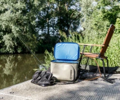 Petromax Kühltasche 22 Liter / Sandfarben 9 Petromax Kühltasche 22 Liter / Sandfarben -Grill Verkaufs-Shop Petromax Kuehltasche 22Liter sand Lifestyle