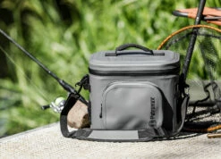 Petromax Kühltasche 8 Liter / Dunkelgrau 9 Petromax Kühltasche 8 Liter / Dunkelgrau -Grill Verkaufs-Shop Petromax Kuehltasche 8Liter grau Lifestyle