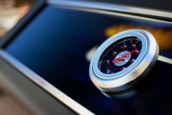 Rösle Videro G2-S VARIO+ Schwarz Gasgrill - FC Bayern Edition - Inkl. FC Bayern Abdeckhaube Und Grillbürste -Grill Verkaufs-Shop Roesle FC Bayern Gasgrill Logo Deckelthermometer 5