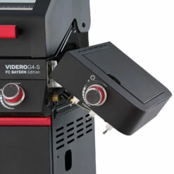 Rösle Videro G4-S VARIO+ Schwarz Gasgrill - FC Bayern Edition - Inkl. FC Bayern Abdeckhaube, Grillzange, Grillbürste Und Grillhandschuhe 33 Rösle Videro G4-S VARIO+ Schwarz Gasgrill - FC Bayern Edition - Inkl. FC Bayern Abdeckhaube, Grillzange, Grillbürste Und Grillhandschuhe -Grill Verkaufs-Shop Roesle Gasgrill Videro FC Bayern Detail Seitenablage