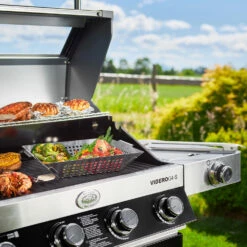 Rösle Gasgrill Videro G4-S VARIO+ Schwarz - Modell 2023 - X-DEAL Inkl. Abdeckhaube Und Grillplatte 29 Rösle Gasgrill Videro G4-S VARIO+ Schwarz - Modell 2023 - X-DEAL Inkl. Abdeckhaube Und Grillplatte -Grill Verkaufs-Shop Roesle Gasgrill Videro G4 S Mood Grillflaeche 3