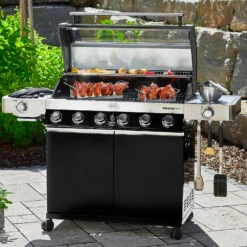 Rösle Gasgrill Videro G6-S VARIO+ Schwarz - Modell 2023 - X-DEAL Inkl. Abdeckhaube, Grillplatte Und Drehspieß 34 Rösle Gasgrill Videro G6-S VARIO+ Schwarz - Modell 2023 - X-DEAL Inkl. Abdeckhaube, Grillplatte Und Drehspieß -Grill Verkaufs-Shop Roesle Gasgrill Videro G6 S Mood