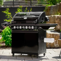 Rösle Gasgrill Magnum PRO G4-S - X-DEAL Inkl. Abdeckhaube Und Gusseisen Grillplatte - Modell 2023 -Grill Verkaufs-Shop Roesle Magnum PRO G4 S Lifestyle