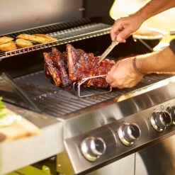 Rösle Gasgrill Videro G4 Edelstahl - Modell 2023 Inkl. Abdeckhaube -Grill Verkaufs-Shop Roesle Videro G4 Edelstahl Gasgrill Station Mood