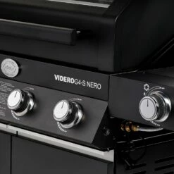 Rösle Gasgrill Videro G4-S Vario+ Nero Schwarz - Modell 2023 - X-DEAL Inkl. Abdeckhaube, Grillplatte Und Drehspieß 27 Rösle Gasgrill Videro G4-S Vario+ Nero Schwarz - Modell 2023 - X-DEAL Inkl. Abdeckhaube, Grillplatte Und Drehspieß -Grill Verkaufs-Shop Roesle Videro G4 S Vario NERO matt schwarz Drehregler 1