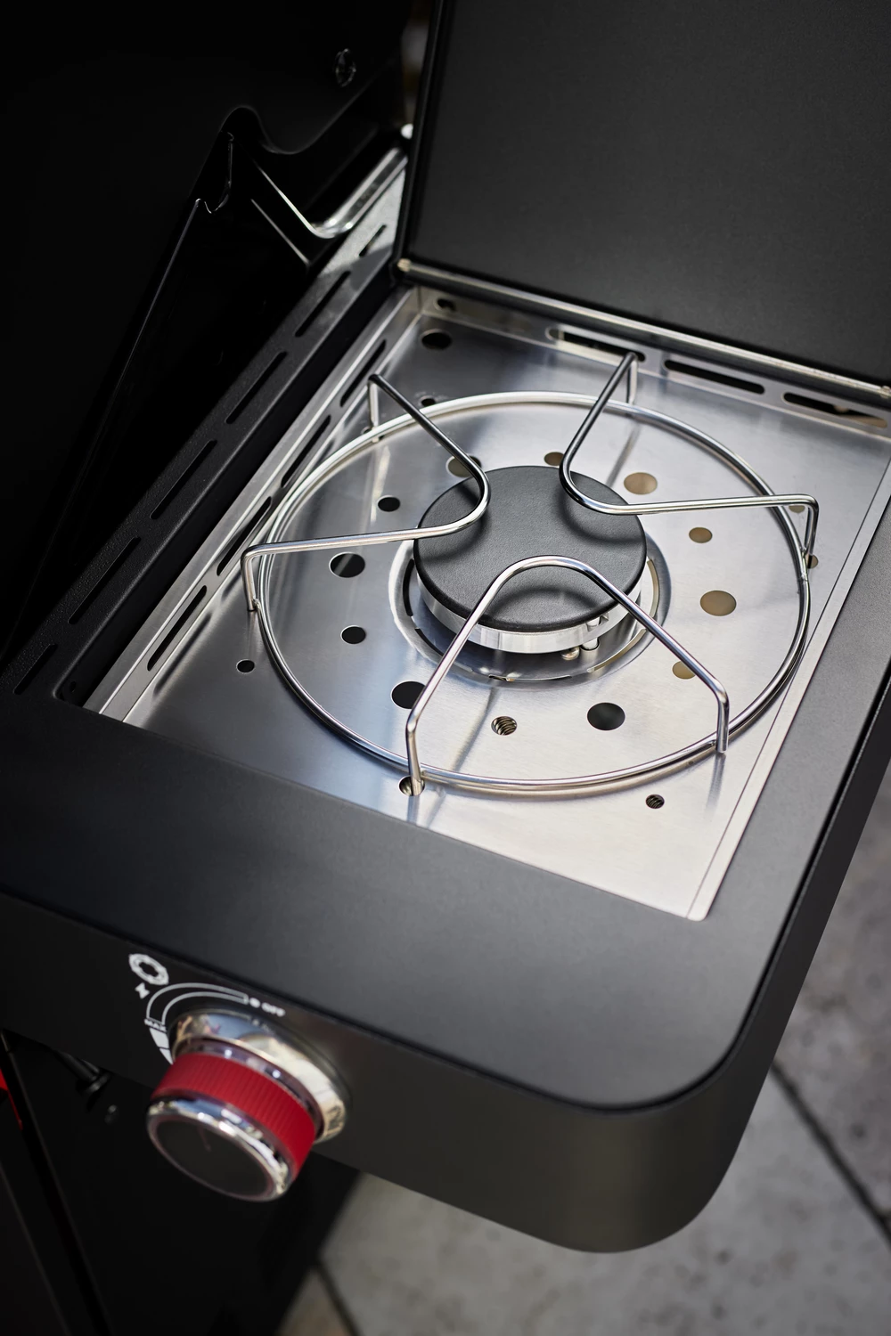 Rösle Videro G4-S VARIO+ Schwarz Gasgrill - FC Bayern Edition - Inkl. FC Bayern Abdeckhaube, Grillzange, Grillbürste Und Grillhandschuhe 18 Rösle Videro G4-S VARIO+ Schwarz Gasgrill - FC Bayern Edition - Inkl. FC Bayern Abdeckhaube, Grillzange, Grillbürste Und Grillhandschuhe – Bild 16