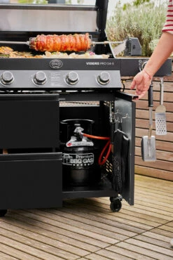 Rösle Gasgrill Videro Pro G4-S Vario+ Mattschwarz - Modell 2023 17 Rösle Gasgrill Videro Pro G4-S Vario+ Mattschwarz - Modell 2023 -Grill Verkaufs-Shop RoesleVidero Pro G4 S Detail Gasflasche Unterschrank