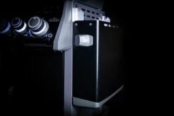 Napoleon Rogue SE 525 Gasgrill - All-black - Mit Sizzle Zone Und Heckbrenner - Grillfürst Edition - X-DEAL Inkl. Abdeckhaube, Gussplatte Und Drehspieß-Set - Modell 2022 31 Napoleon Rogue SE 525 Gasgrill - All-black - Mit Sizzle Zone Und Heckbrenner - Grillfürst Edition - X-DEAL Inkl. Abdeckhaube, Gussplatte Und Drehspieß-Set - Modell 2022 -Grill Verkaufs-Shop Seitenablage abgeklappt all black 1