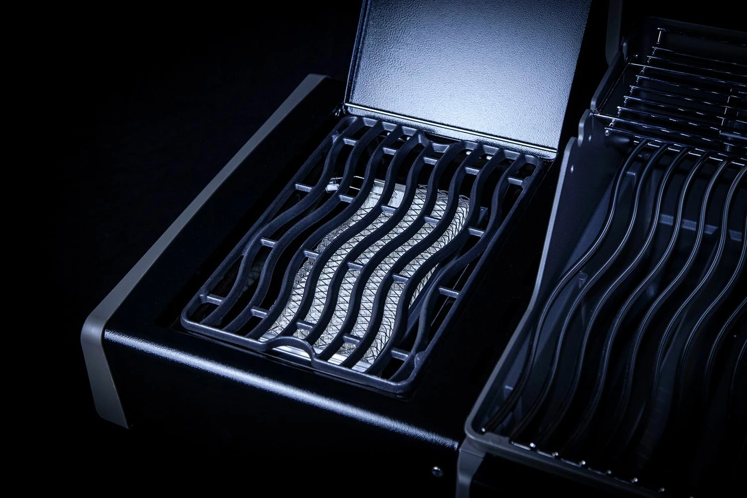 Napoleon Rogue SE 525 Gasgrill - All-black - Mit Sizzle Zone Und Heckbrenner - Grillfürst Edition - X-DEAL Inkl. Abdeckhaube, Gussplatte Und Drehspieß-Set - Modell 2022 9 Napoleon Rogue SE 525 Gasgrill - All-black - Mit Sizzle Zone Und Heckbrenner - Grillfürst Edition - X-DEAL Inkl. Abdeckhaube, Gussplatte Und Drehspieß-Set - Modell 2022 – Bild 7