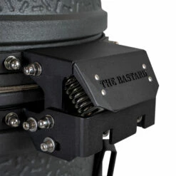 The Bastard Keramikgrill VX Medium - Complete - Schwarz Matt - Modell 2023 20 The Bastard Keramikgrill VX Medium - Complete - Schwarz Matt - Modell 2023 -Grill Verkaufs-Shop The Bastard VX Medium Detail Deckelschanier