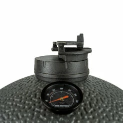 The Bastard Keramikgrill VX Medium - Complete - Schwarz Matt - Modell 2023 19 The Bastard Keramikgrill VX Medium - Complete - Schwarz Matt - Modell 2023 -Grill Verkaufs-Shop The Bastard VX Medium Detail Topcap Position2